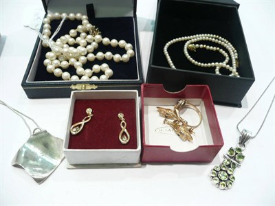 Lot 428 - A cultured pearl necklace (a.f.), silver jewellery and earrings, etc