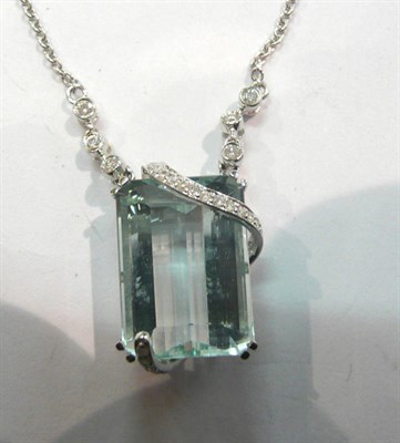 Lot 442 - An aquamarine and diamond set necklace