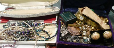 Lot 473 - A quantity of assorted costume jewellery including brooches, beads, simulated pearls,...