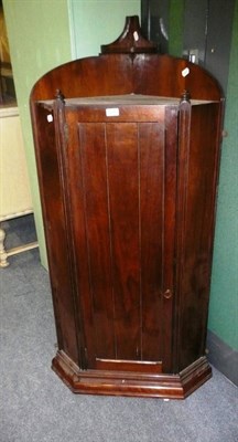 Lot 532 - Hanging mahogany corner cupboard