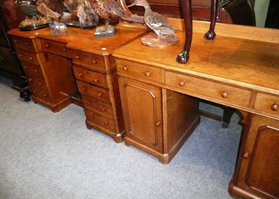 Lot 610 - Victorian dressing table and washstand