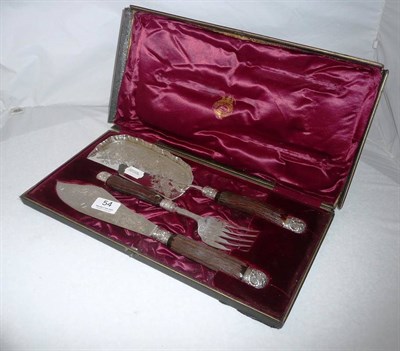 Lot 54 - A cased silver plated crumb scoop and fish servers