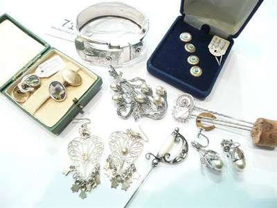 Lot 71 - A Victorian silver bangle, stick pins, costume jewellery, etc