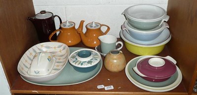 Lot 258 - Shelf of assorted Poole tablewares