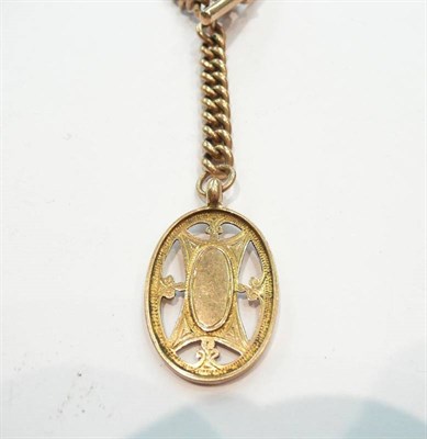 Lot 363 - A 9ct gold Albert with shield and t-bar