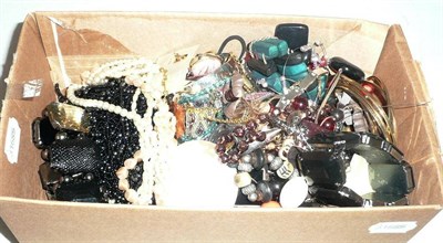 Lot 453 - A box of costume jewellery