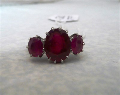 Lot 501 - A synthetic ruby three stone ring