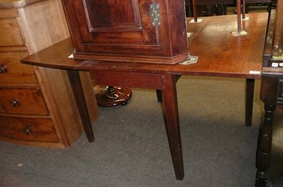 Lot 603 - Oak drop-leaf table