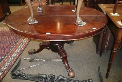 Lot 646 - Victorian mahogany oval-top loo table