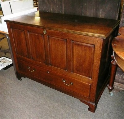 Lot 658 - An oak mule chest