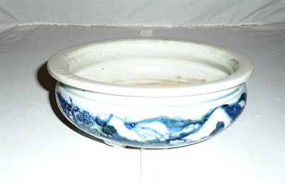 Lot 346 - A blue and white shallow bowl