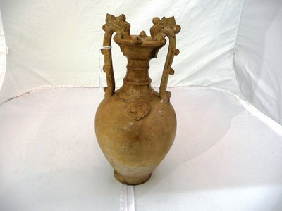 Lot 354 - 17th century Chinese vase