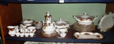 Lot 371 - Quantity of Old Country Roses tableware