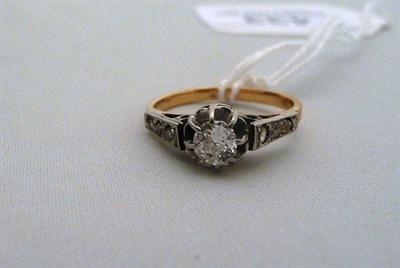 Lot 433 - A diamond solitaire ring with diamond-set shoulders