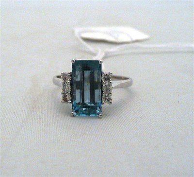 Lot 434 - An 18 carat white gold aquamarine and diamond ring