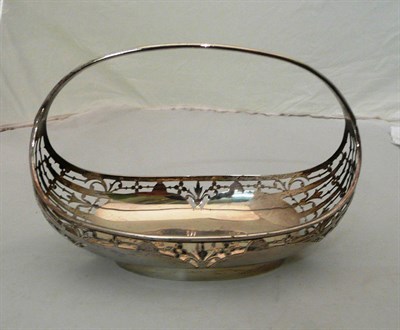 Lot 529 - A pierced silver basket, Birmingham 1915