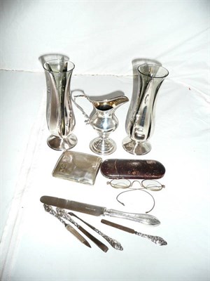 Lot 536 - Silver cream jug and small items