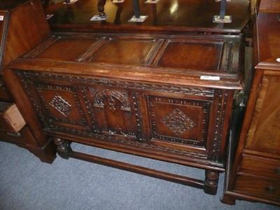 Lot 689 - Oak blanket chest