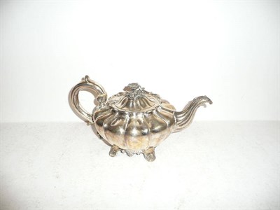 Lot 5 - A Victorian silver teapot, approx 24oz, London assay 1872
