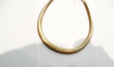 Lot 61 - A flexible link necklace, stamped "750", 29.6g