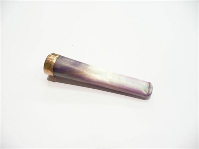Lot 62 - A purple and white mother-of-pearl cigarette holder with a 9 carat rose gold mount