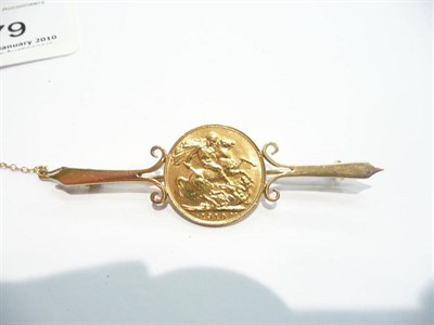 Lot 79 - A full sovereign bar brooch (1910 sovereign, brooch stamped "9CT")