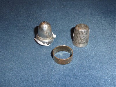 Lot 199 - An 18 carat gold band (5.4g), a silver thimble and a silver acorn pepperette