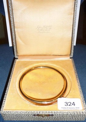 Lot 324 - Gold hollow bangle