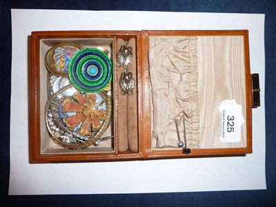 Lot 325 - A quantity of costume jewellery