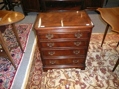 Lot 512 - Small chest