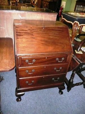 Lot 570 - Small early 20th century mahogany bureau