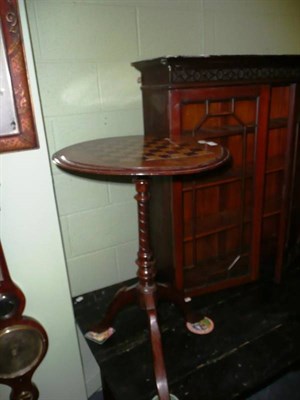 Lot 601 - Victorian walnut chess top pedestal table