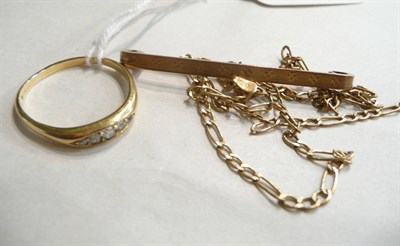Lot 61 - Victorian diamond set ring, a bar brooch and a broken gold necklace