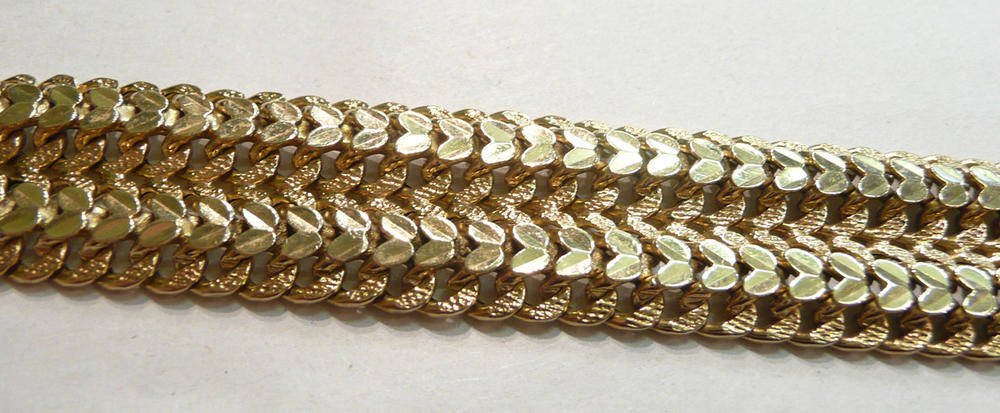 Lot 78 - A pierced bracelet with clasp stamped "375", 28g