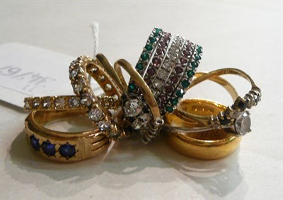 Lot 100 - A gold band ring, a signet ring and eight dress rings