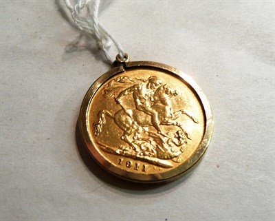 Lot 104 - A loose-mounted gold sovereign, 1911