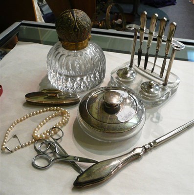 Lot 111 - An inkwell, a manicure set, a button hook and cased pearls