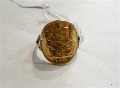 Lot 117 - A 1902 bent half sovereign ring