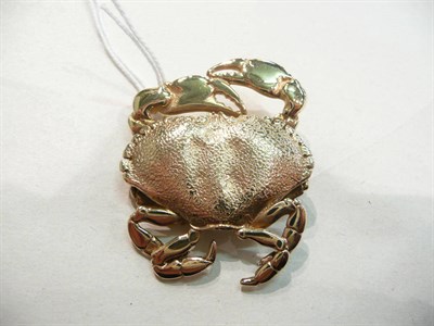 Lot 223 - A 9ct gold crab brooch