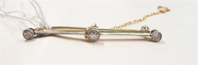 Lot 255 - A diamond three stone bar brooch