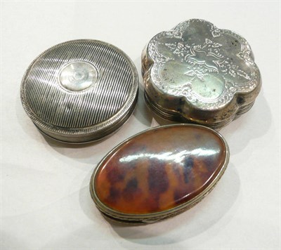 Lot 256 - Continental shaped silver hinged snuff box, an oval snuff box with 800 standard mount and a...