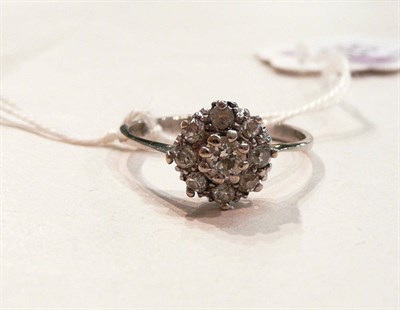 Lot 261 - A diamond cluster ring