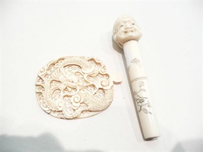 Lot 383 - Carved ivory parasol handle with No masks and a carved ivory pendant