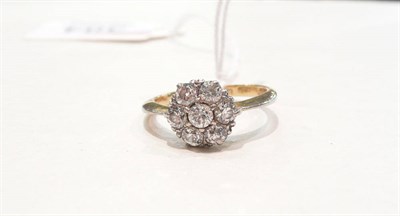 Lot 384 - A diamond cluster ring