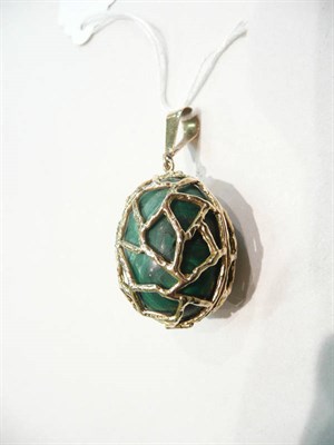 Lot 395 - 9ct gold cased malachite pendant