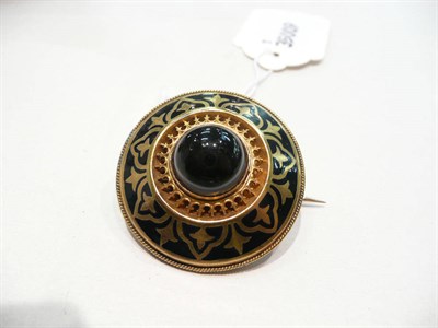 Lot 400 - A sardonyx and enamel brooch, cased