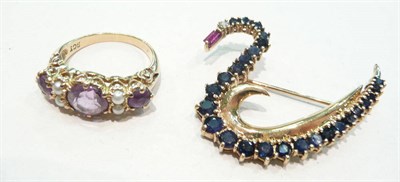 Lot 404 - A 9ct gold swan brooch and an amethyst ring