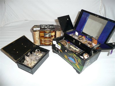 Lot 466 - Quantity of costume jewellery and a faux-tortoiseshell 'radiogram' jewellery box