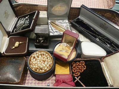 Lot 478 - Assorted gold and silver costume jewellery and simulated pearls