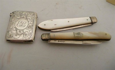 Lot 100 - Two silver and mother of pearl pen knives and a silver vesta case.